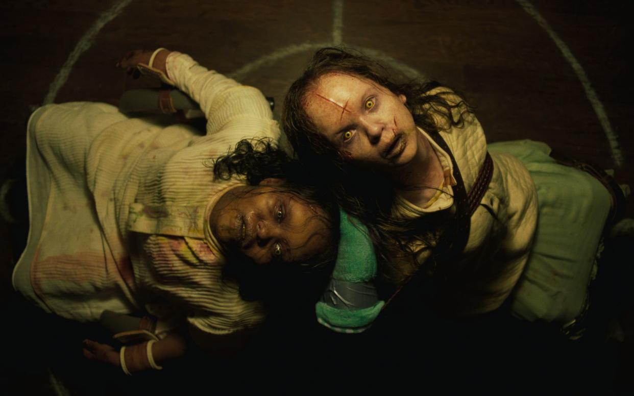 50 Jahre nach dem Horror-Meisterwerk "Der Exorzist" kommt ein (neues) Sequel ins Kino, "Der Exorzist: Bekenntnis". Im Bild: Lidya Jewett (links) und Olivia O'Neill. (Bild: 2023 Universal Studios)