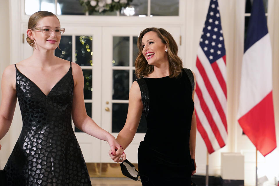 Jennifer Garner y su hija Violet Affleck en la Casa Blanca. (Photo by Nathan Howard/Getty Images)