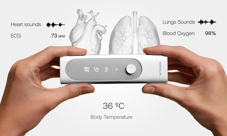 Concepto de Withings BeamO, un dispositivo rectangular que se sostiene con las dos manos.