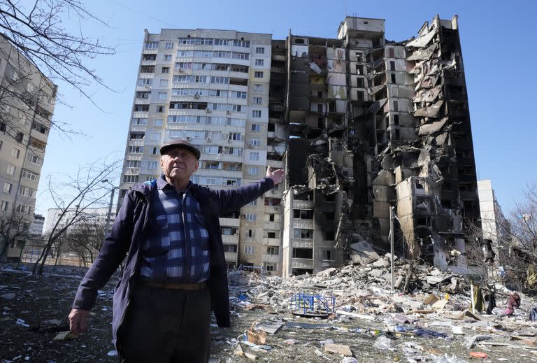 Un hombre señala su casa destruida tras un bombardeo ruso en Kharkiv, Ucrania, el jueves 24 de marzo de 2022. 