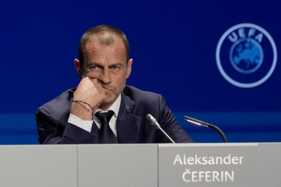 A la UEFA le están 'secuestrando y secuestrando' el fútbol europeo, según algunos (AP)