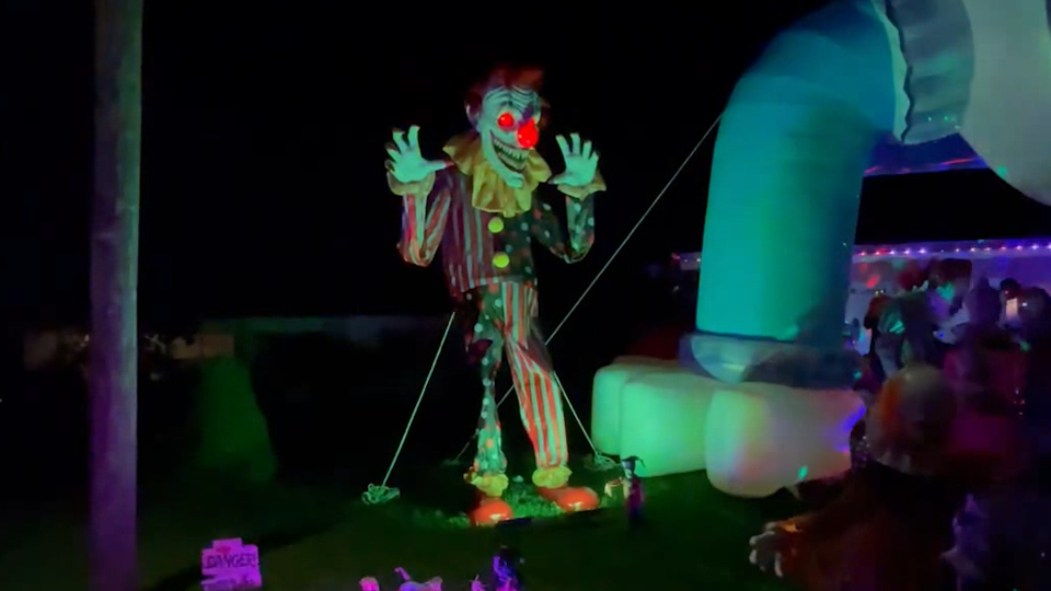 Halloween decorations helps a Florida man to overcome fear of clowns