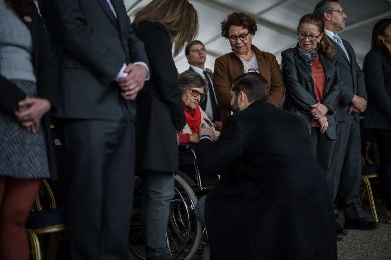 30/08/2023 El presidente de Chile, Gabriel Boric, junto a familiares de las víctimas de desapariciones forzadas a 50 años del golpe de Estado POLITICA INTERNACIONAL PRESIDENCIA DE CHILE