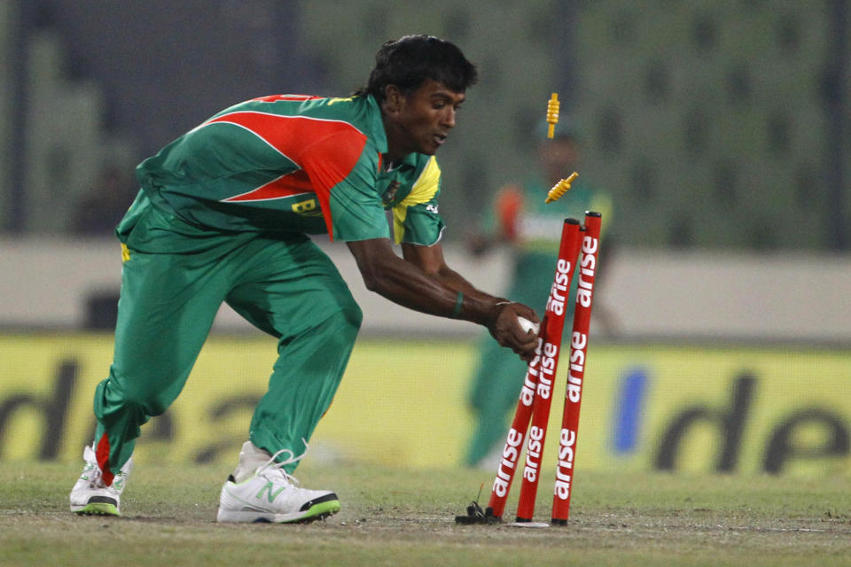 Bangladesh’s Rubel Hossain successfully dislodges the bails to dismiss Sri Lanka’s Mahela Jayawardene during the Asia Cup one-day international cricket tournament in Dhaka, Bangladesh, Thursday, March 6, 2014. (AP Photo/A.M. Ahad)