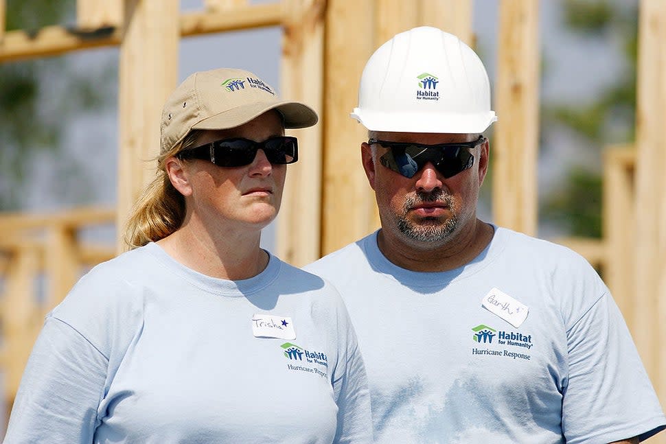 Trisha Yearwood and Garth Brooks building a home for Habitat For Humanity in 2007