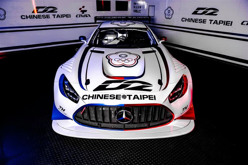 以賓士改裝的跑車，以國旗青天白日為主體色系，車身多數繪上「Chinese Taipei、中華台北」的清楚字樣。（圖／翻攝D2 Racing)