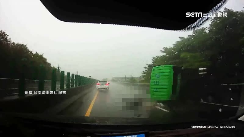 這起車禍因駕駛沒繫安全帶，瞬間噴出車外。（圖／翻攝自台南諸事會社臉書）