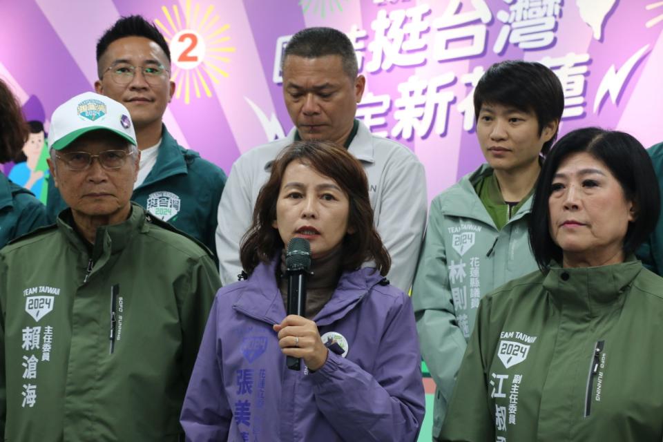 張美慧（中）率競選團隊公開道歉，並宣佈暫停選舉活動。翻攝張美慧粉專