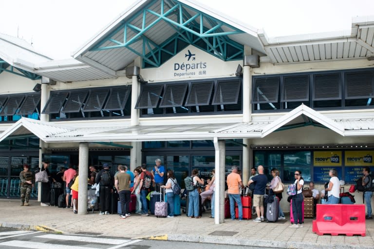 Des passagers attendent d'embarquer à l'aéroport de Magenta le 5 juin 2024 à Nouméa (Delphine Mayeur)