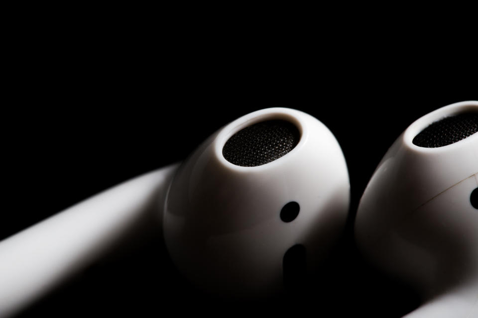 Para quienes se les caen los AirPods o tienen miedo a perderlos, hay un sistema un tanto contradictorio para ellos. (Foto: Getty Images)