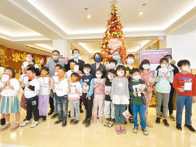 嘉義耐斯王子大飯店耶誕心願卡活動起跑，為弱勢孩子募集禮物。（廖素慧攝）