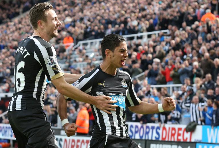 Newcastle United's Ayoze Perez (R) celebrates scoring the equalising 1-1 goal during the Premier League match against West Bromwich Albion at St James Park on May 9, 2015