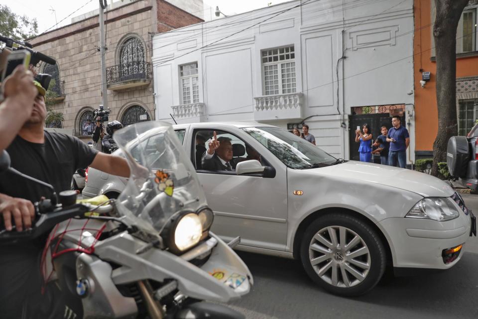 FOTOS | AMLO provoca caos y euforia por donde pasa