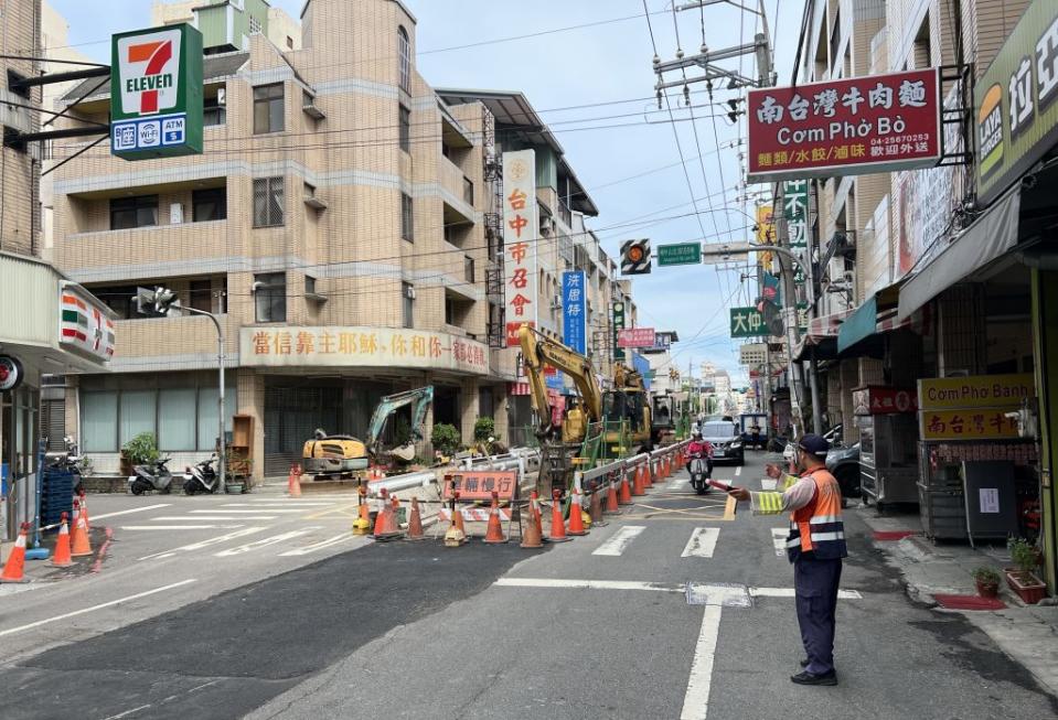 大雅區中山北路強降雨造成區域局部積淹水，預計明年四月前施作完成。（記者徐義雄攝）