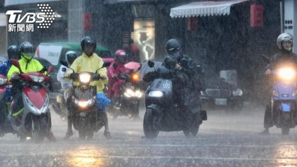 Taiwan braces for heavy rain and high heat, CWA warns (TVBS News)