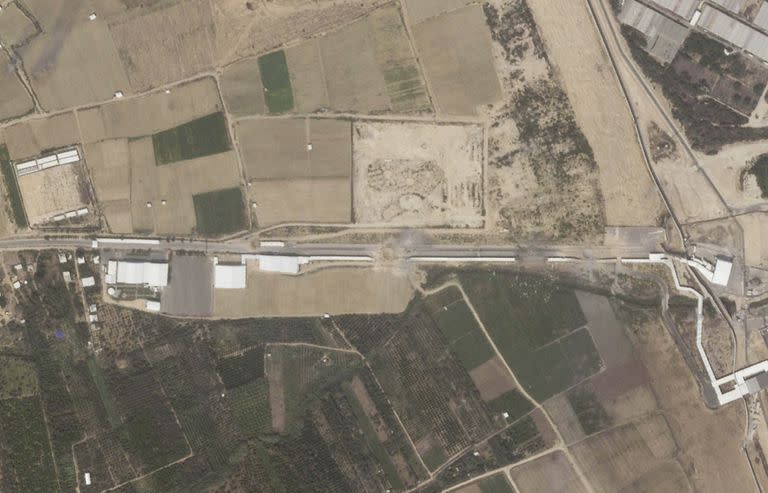 Una imagen satelital que muestra los daños al muro de hierro en tres puntos.