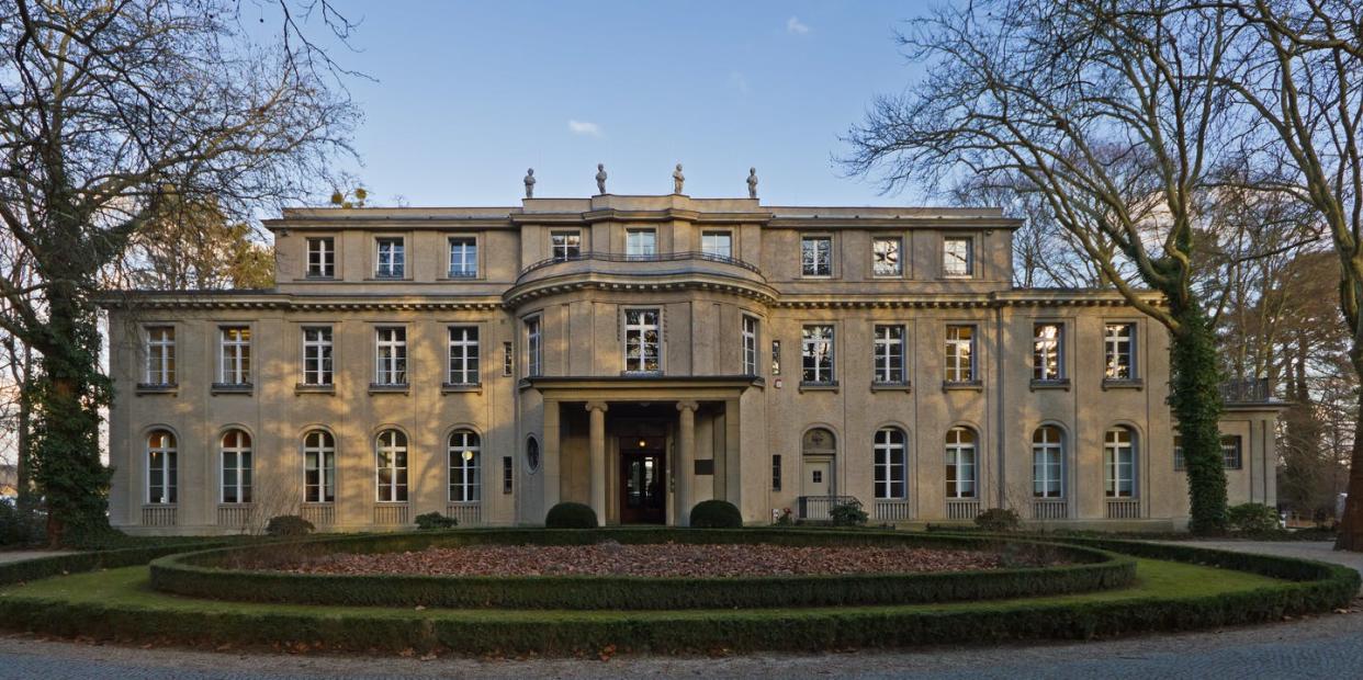 <span class="caption">Mansión en Berlín-Wannsee, Alemania, también conocida como la Casa de la Conferencia de Wannsee.</span> <span class="attribution"><a class="link " href="https://commons.wikimedia.org/wiki/File:Haus_der_Wannsee-Konferenz_02-2014.jpg" rel="nofollow noopener" target="_blank" data-ylk="slk:A. Savin / Wikimedia Commons;elm:context_link;itc:0;sec:content-canvas">A. Savin / Wikimedia Commons</a>, <a class="link " href="http://creativecommons.org/licenses/by-sa/4.0/" rel="nofollow noopener" target="_blank" data-ylk="slk:CC BY-SA;elm:context_link;itc:0;sec:content-canvas">CC BY-SA</a></span>