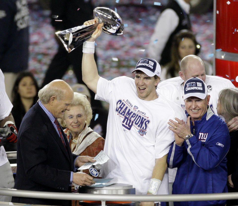 ARCHIVO - En esta foto de archivo del 3 de febrero de 2008, Eli Manning, quarterback de los Giants de Nueva York, levanta el trofeo vince Lombardi, tras ganar el Super Bowl XLII frente a los Patriots de Nueva Inglaterra (AP Foto/Charlie Riedel)