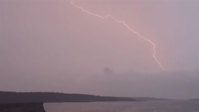 前氣象局長鄭明典分享，雷雨區5大安全守則。（示意圖／資料照）