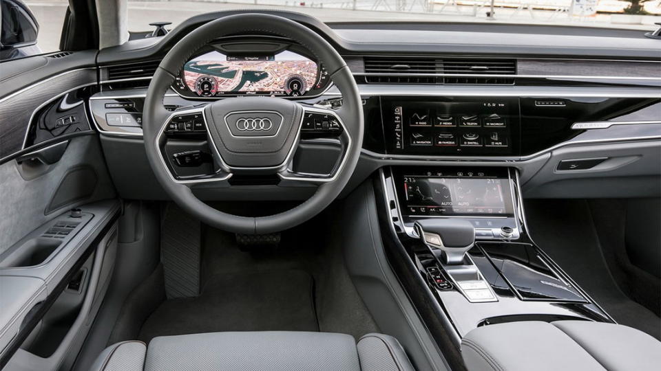 圖／Audi A8 50 TDI Quattro運用Audi Virtual Cockpit全數位虛擬座艙科技，並首度採用MMI直覺式觸碰控制系統，以手指點觸或用說的即可操作多種功能。