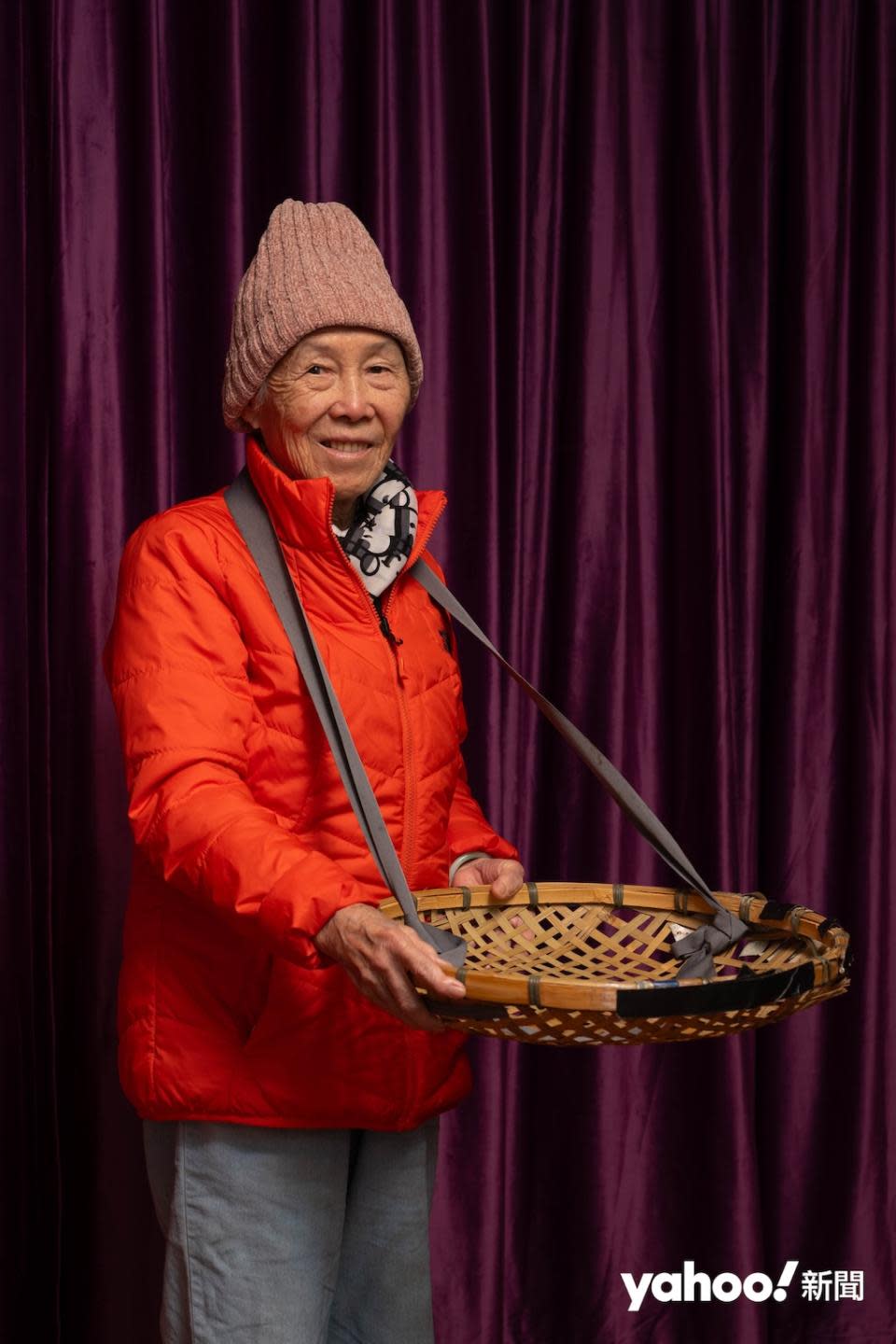 Having been with the Group for 15 years, 89-year-old Wong Cher-heung (Cher-heung) is a true veteran of the stage. The props in the photograph are from an earlier production, in which she portrayed her younger self selling peanuts.