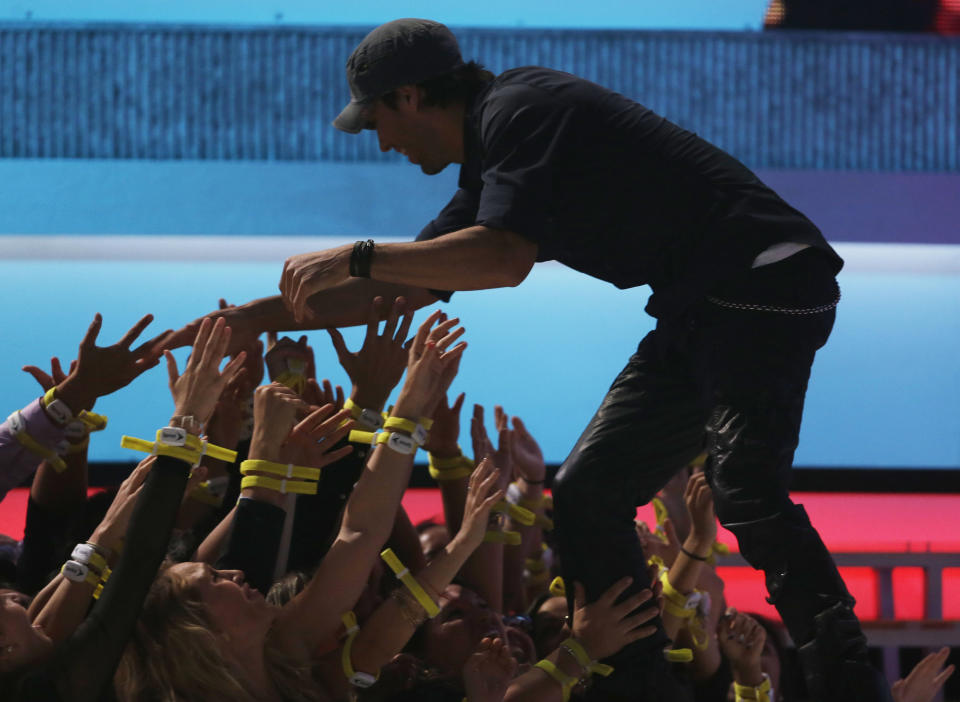 Enrique Iglesias saluda a sus fans durante la ceremonia de los Premios Billboard de la Música Latina, el jueves 24 de abril del 2014 en Coral Gables, Florida. (AP Foto/Lynne Sladky)