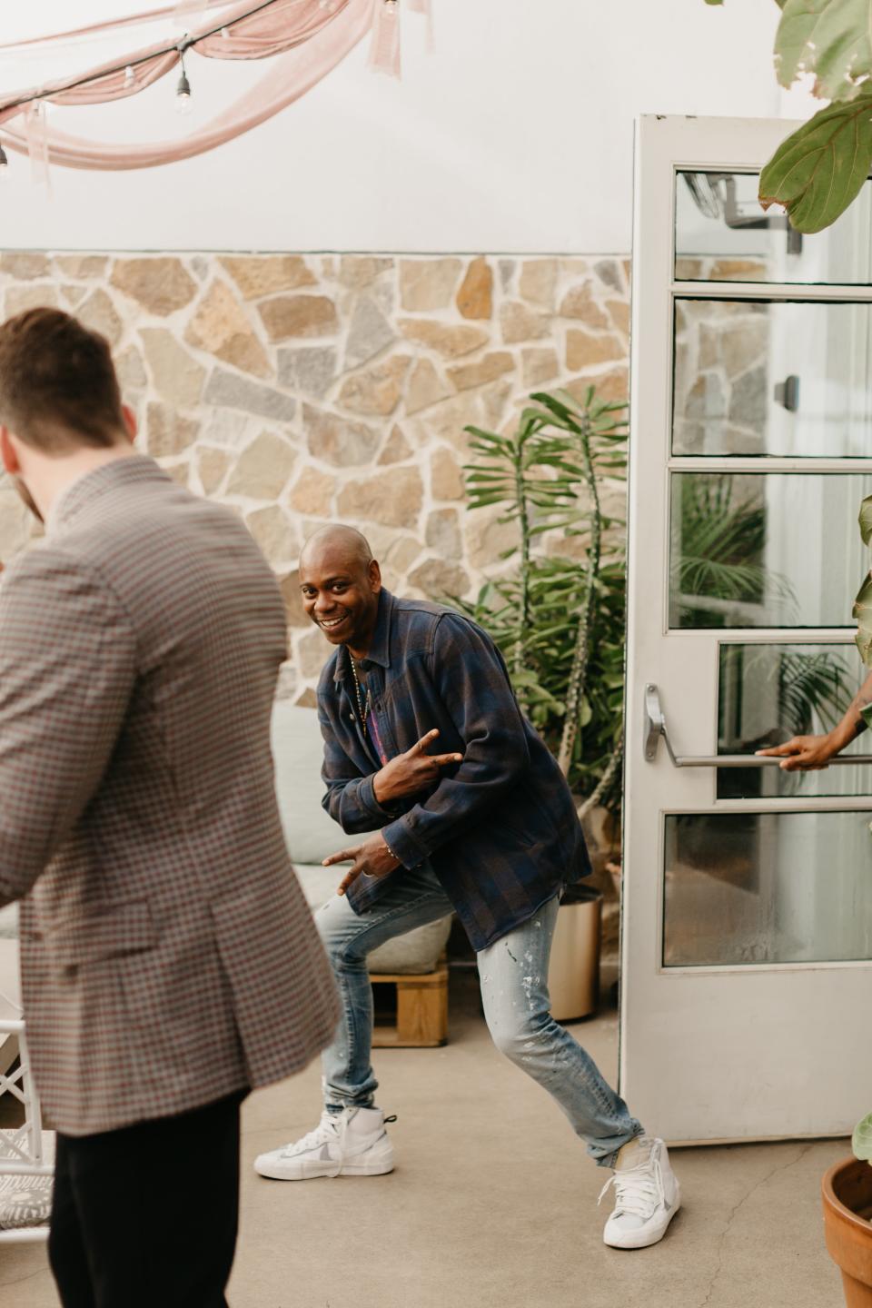 Dave Chappelle photobombs a Texas couple’s ‘first look’ wedding photosPhoto courtesy of Anna Szczekutowicz