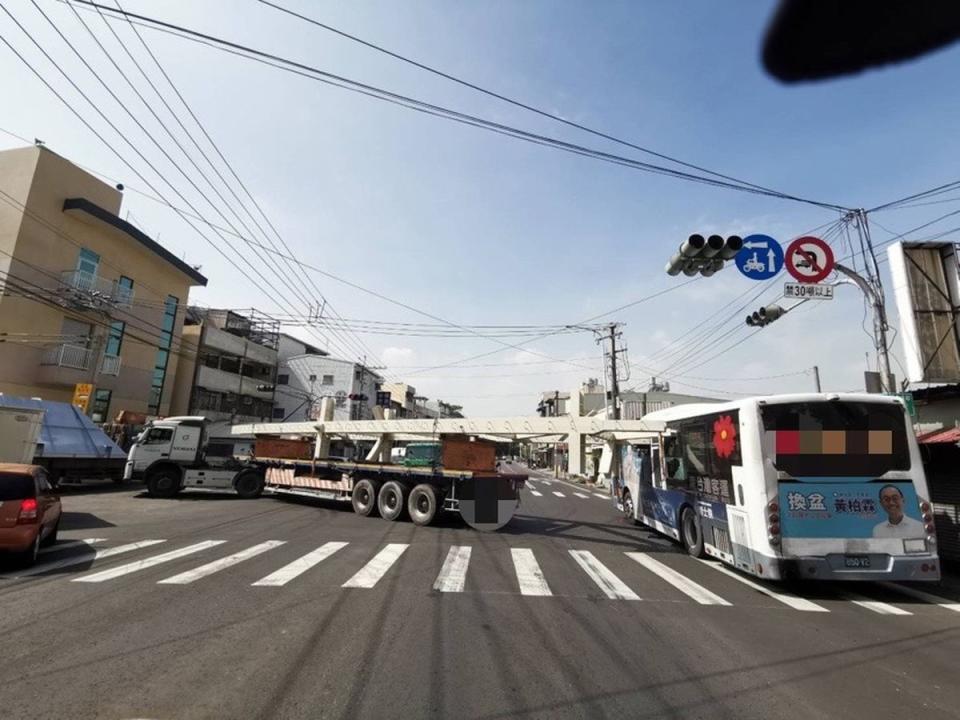 曳引車轉彎，超長鋼構物撞進公車裡（圖：岡山警察分局提供）