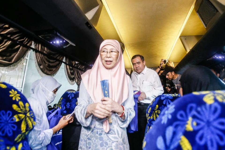 Transport Minister Anthony Loke (centre) together with Bandar Tun Razak MP Datuk Seri Dr Wan Azizah Wan Ismail (left) give out goodie bags during a visit to the Terminal Bersepadu Selatan before the Aidilfitri celebration April 19, 2023. — Picture by Hari Anggara