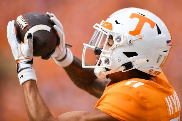 Jalin Hyatt (11) uit Tennessee maakt een grote pass voor een touchdown tijdens een wedstrijd tussen Tennessee en Alabama in Neyland Stadium, zaterdag 15 oktober 2022.