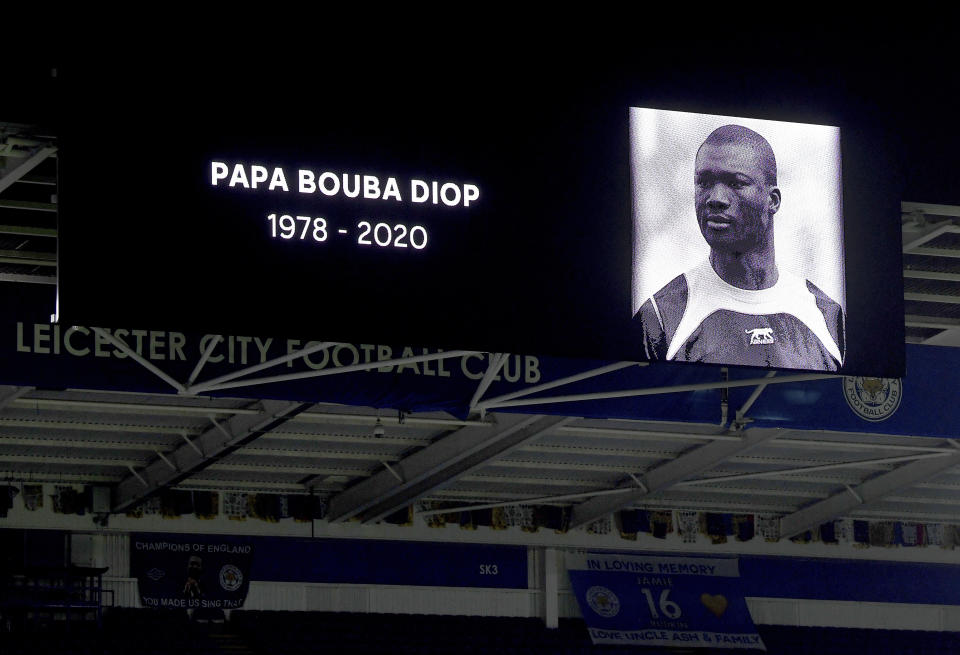 Imagen del fallecido jugador senegalés Papa Bouba Diop previo al partido entre Leicester y Fulham por la Liga Premier inglesa, el lunes 30 de noviembre de 2020, en Londres. (Michael Regan/Pool Foto vía AP)