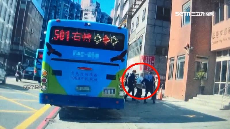 2名員警將不戴口罩的婦人帶下公車。（圖／民眾提供）