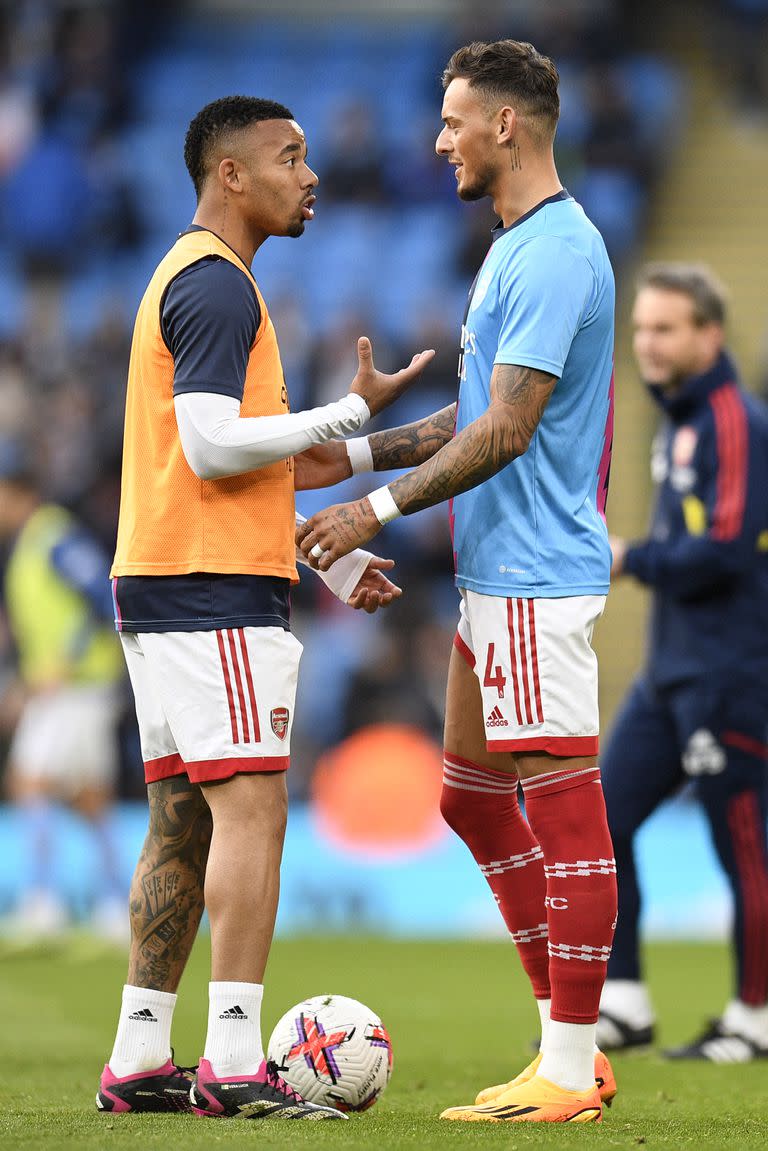 Gabriel Jesús y White, durante el calentamiento de Arsenal