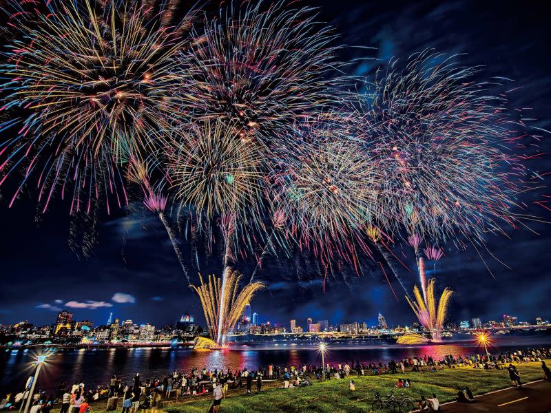 <p>The annual Dadaocheng fireworks will take place on August 29, featuring a 480-second firework display that will illuminate the sky over Taipei.（圖／台北市觀傳局|Courtesy of Department of Information and Tourism, Taipei City Government）</p>
