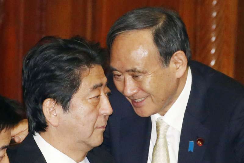 2016年，時任日本首相與內閣官房長官的安倍晉三與菅義偉。（美聯社）