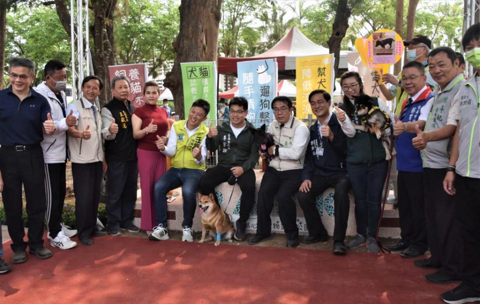 市長黃偉哲（圖中）與貴賓共同參加「南瀛綠都心寵物運動公園」揭牌啟用儀式。（記者翁聖權攝）