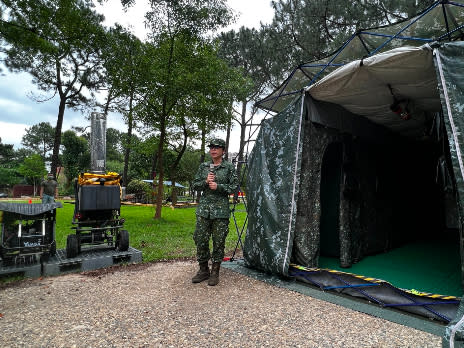 國軍教召人員使用之野戰機動沐浴機（左）與野戰淋浴間帳篷。郭宏章攝。