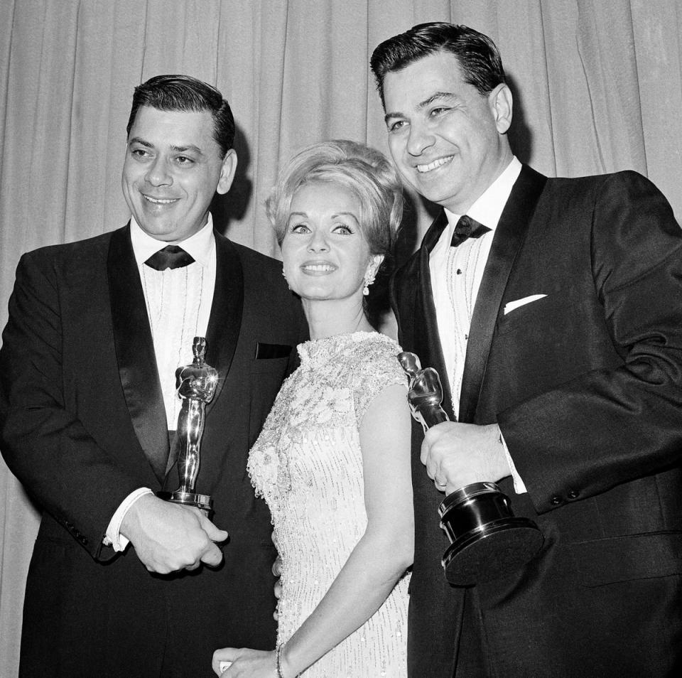 Debbie Reynolds poses with Richard M. Sherman, right, and Robert Sherman, left, who received the Academy Awards for Best Song and Best Score for ‘Mary Poppins’, 1965 (AP1965)