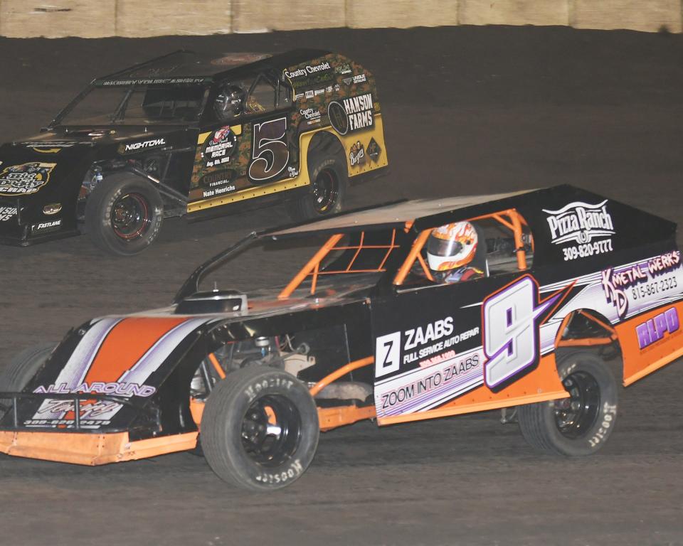 Brian Deavers (9) leads Kirby McCormick in the hobby-modified main event Saturday.