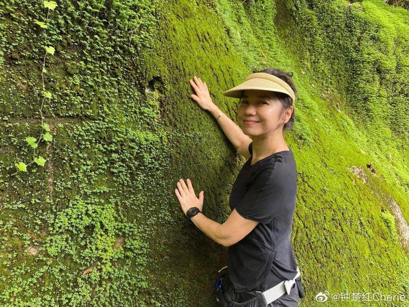 鍾楚紅在社交網站曝光數張登山照，雖然61歲但身材保養得宜。（翻攝自鍾楚紅微博）