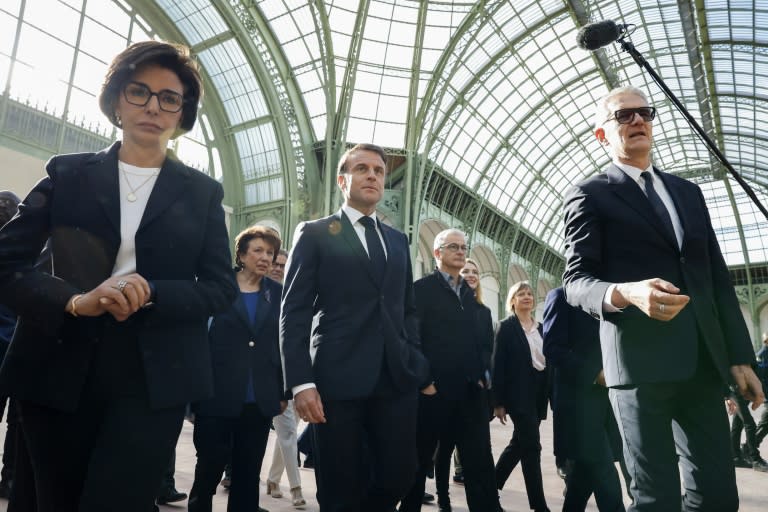 El presidente Emmanuel Macron (centro), durante una visita al Grand Palais de París, el 15 de abril de 2024, justo 100 días antes del inicio de los Juegos Olímpicos (Yoan Valat)