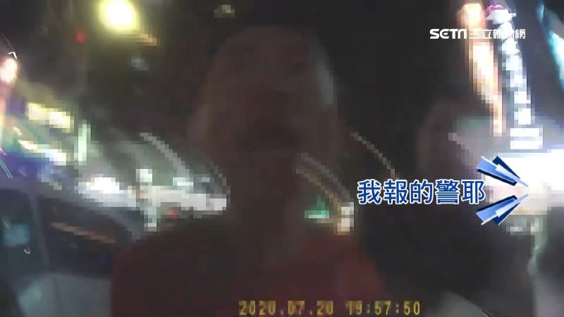 外送員違規超車被警方攔下還大聲嚷嚷。