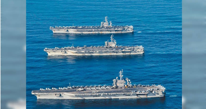 外媒披露，美國今年將派遣近半數的航空母艦前往西太平洋地區；圖為美國雷根號、羅斯福號及尼米茲號航母。（圖／路透）