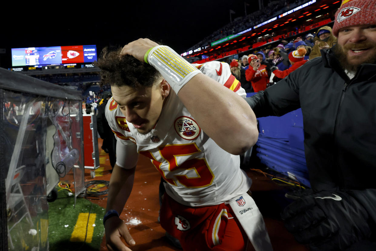 Patrick Mahomes #15 de Kansas City Chiefs esquiva bolas de nieve de los fans. (Foto: Al Bello/Getty Images)