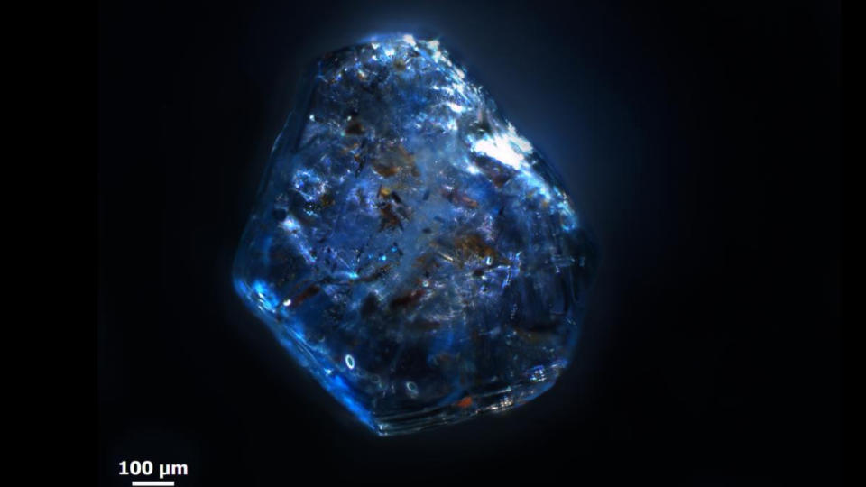  Blue sapphire. 