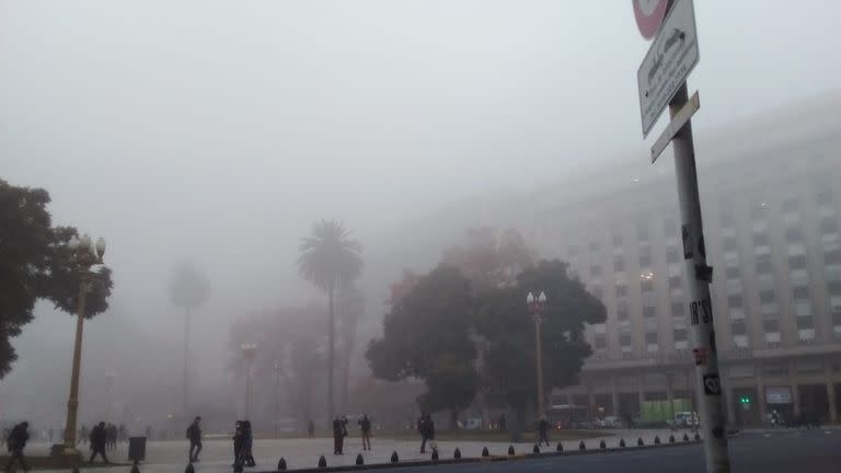 La niebla invadió el centro de la ciudad de Buenos Aires