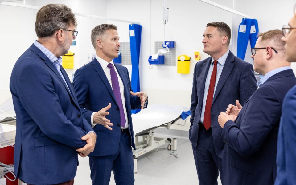 Wes Streeting meets with health officials in the main treatment room of the Maroubra Urgent Care Clinic in Sydney