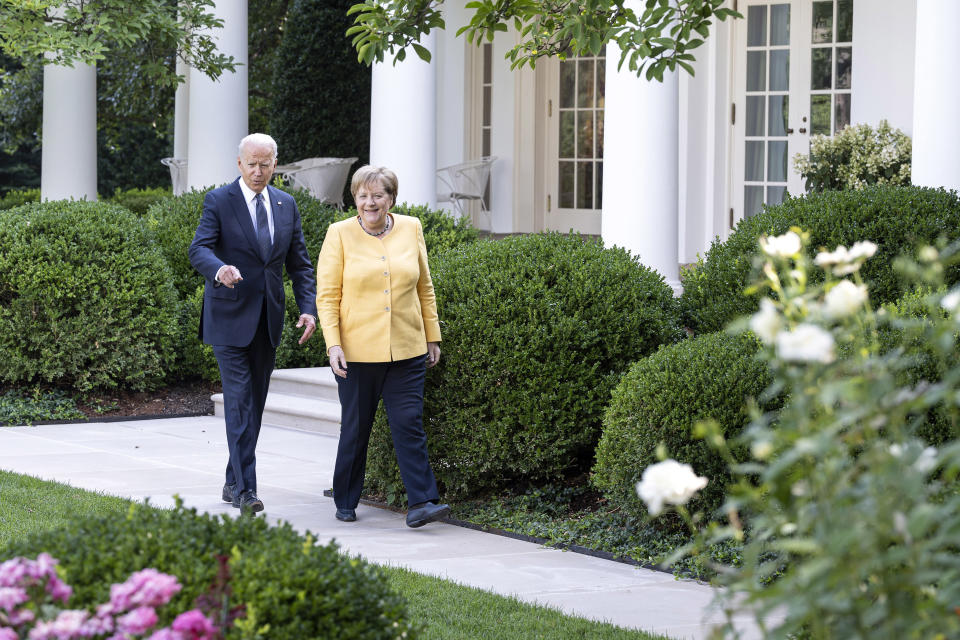 <p>Ein zart gelber Auftritt: Angela Merkel mit US-Präsident Joe Biden im Garten des Weißen Hauses im Juli 2021.</p> 