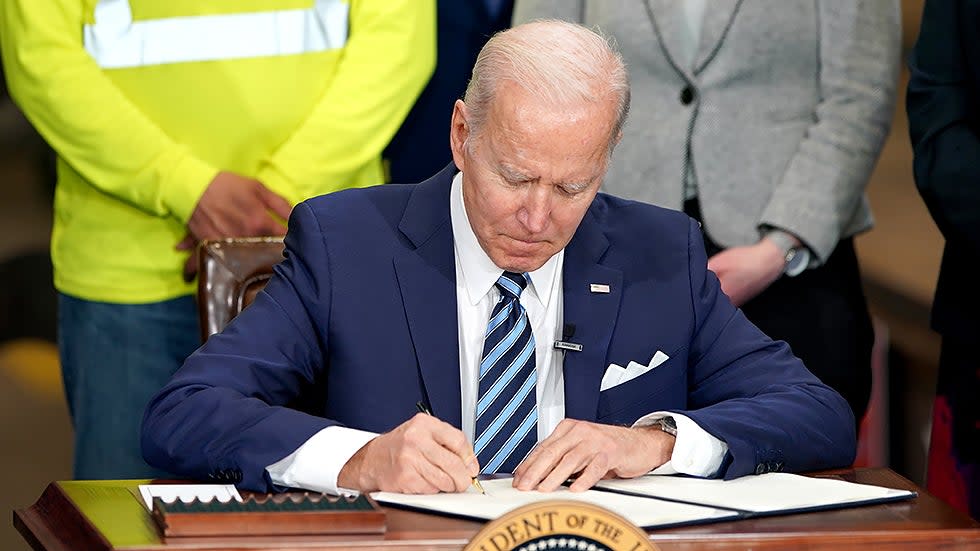 President Biden signs an executive order regarding project labor agreements at Irownworks Local 5 in Upper Marlboro, Md., on Friday, February 4, 2022.