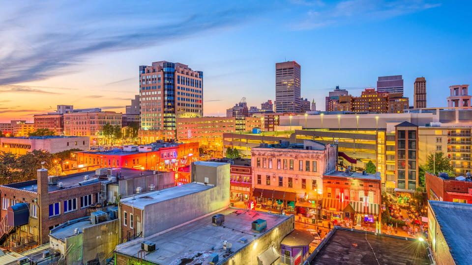 Memphis, Tennessee skyline at dusk